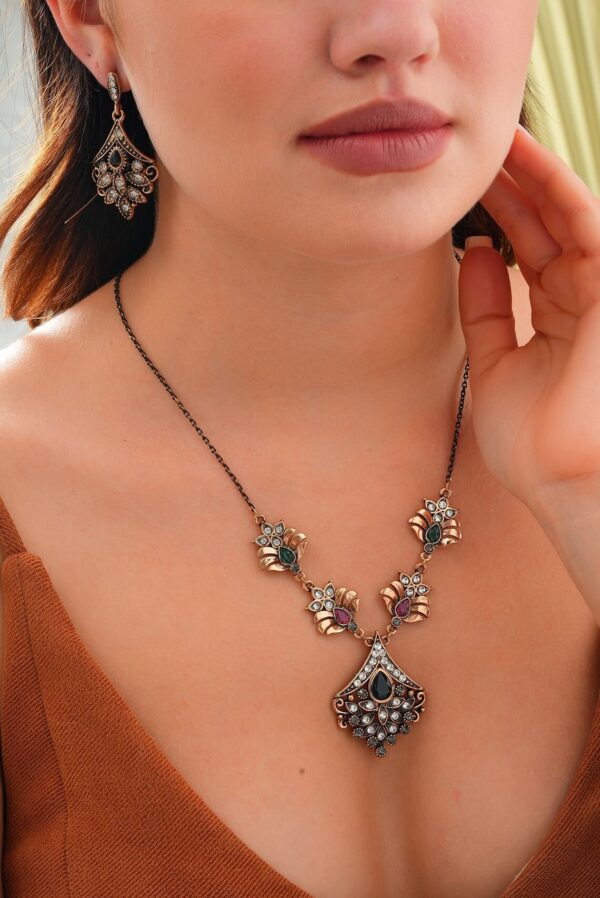 Perfect Gift: Exquisite Necklace and Earring Set with Intricate Design and Stunning Gems, Ideal for Special Occasions